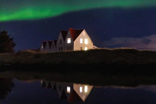 Uma Vista Panorâmica Aurora Boreal Sobre Casas Reykjavik Islândia Noite — Fotografia de Stock