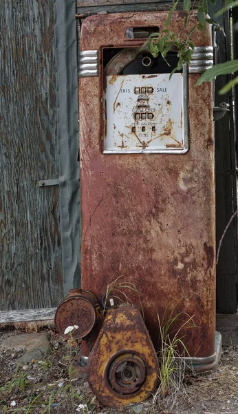 Rusty Vintage Pompa Gazu Stoi Przed Starym Sklepie Ściany — Zdjęcie stockowe