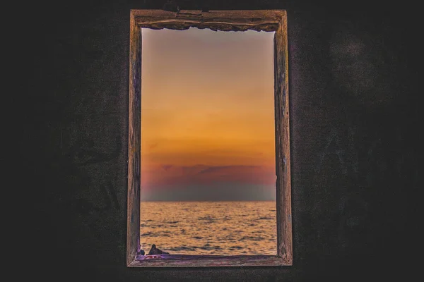 Ein Ruhiger Blick Auf Den Ozean Bei Sonnenuntergang Durch Ein — Stockfoto