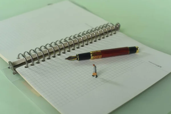 Close Caderno Com Caneta Uma Estatueta Homem Sobre Ele Conceito — Fotografia de Stock