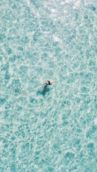 Uma Vista Aérea Hipnotizante Cima Mulher Nadando Mar — Fotografia de Stock