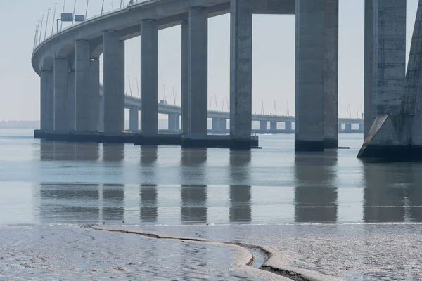 Ένα Τοπίο Χαμηλή Παλίρροια Δίπλα Στη Γέφυρα Vasco Gama Στο — Φωτογραφία Αρχείου
