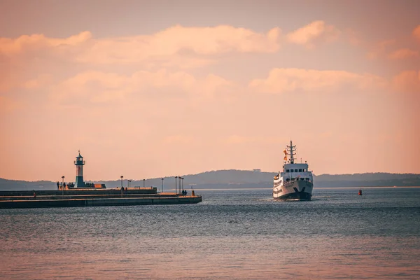 Almanya Nın Rugen Limanına Yaklaşan Bir Gemi — Stok fotoğraf