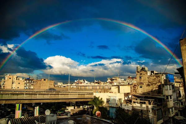 Beau Cliché Arc Ciel Dessus Des Bâtiments — Photo