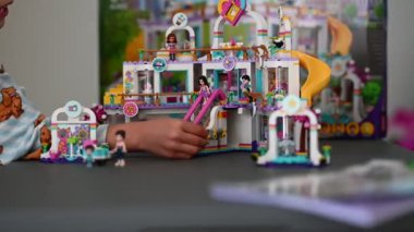 Renkli lego oyuncaklarıyla oynayan pijamalı küçük bir çocuk.