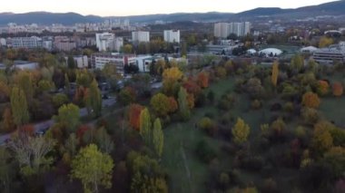Bulgaristan 'ın başkenti Sofya' da Vitosha Dağı 'nın olduğu yemyeşil öğrenci parkının hava manzarası