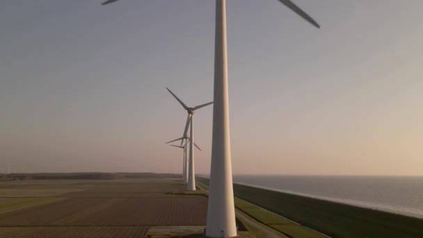 Gün Batımının Altında Dönen Dev Rüzgar Türbinlerinin Hava Görüntüsü — Stok video