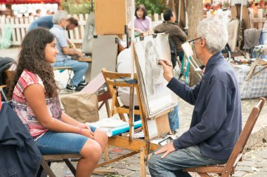 Montmartre Paris, Fransa 'nın turizm merkezi, portre çizen sanatçılar.