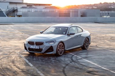 2022 BMW 22Oi gün batımı Johannesburg Güney Afrika 'da fotoşop