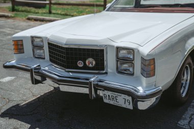 1979 model beyaz bir Ford Ranchero klasik arabasının ön tarafından yakın çekim.