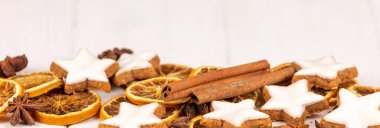 Bir avuç kuru portakallı tarçın yıldızı Noel için hazırlanıyor.