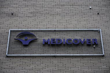 Business Garden ofis binasının duvarında sağlık merkezi logosu var..