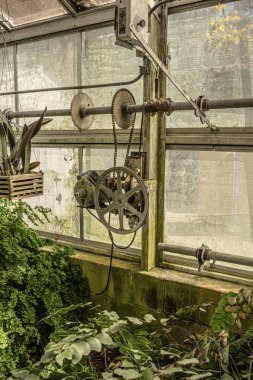 Eski bir seranın mekanik çalışan makinelerinin dikey görüntüsü