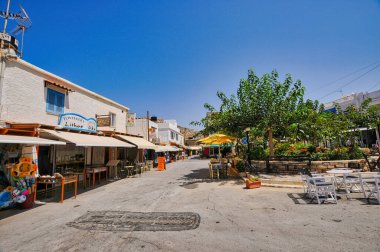Girit Adası, Yunanistan 'ın Matala caddesindeki çeşitli turistik dükkanlar