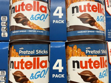 Grovetown, Ga USA - 04: 20 22: Nutella Bir perakende mağaza rafına yayılın 4 paket