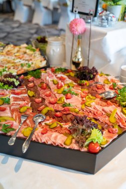 Bir lokantada geniş bir çeşit et büfesinin dikey çekimi.