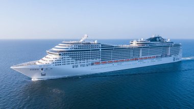 Yolcu gemisi MSC Preziosa 'nın İspanya Limanı' na varışı. Seyahat gemisi MSC Preziosa hava fotoğrafı.