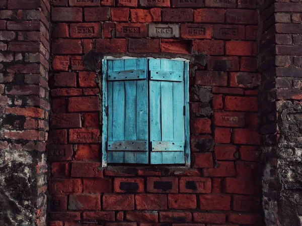 Μια Πρόσοψη Ενός Σπιτιού Από Τούβλα Μπλε Παντζούρια — Φωτογραφία Αρχείου
