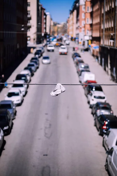 斯德哥尔摩索德马尔姆 一只白色鞋子挂在一根绳子上的选择性焦点 — 图库照片