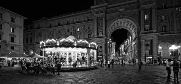 イタリア フィレンツェの夜の広場でメリーゴーランドのグレースケールショット — ストック写真