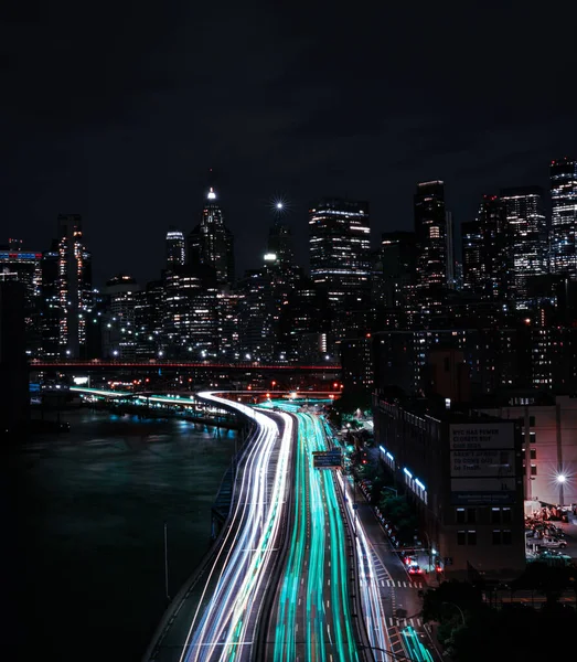 Les Sentiers Lumineux Des Voitures Sur Une Route Entourée Bâtiments — Photo