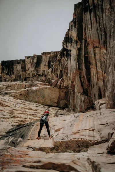 一个成年女性登山者在湖边悬崖上的特写镜头 — 图库照片