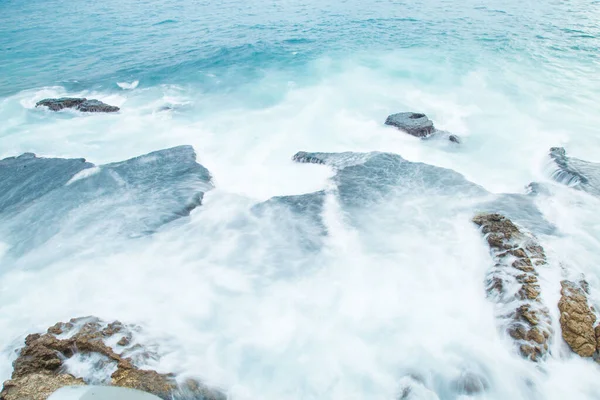 Okyanus Dalgalarıyla Kahverengi Kayalık Bir Sahilin Güzel Bir Görüntüsü — Stok fotoğraf