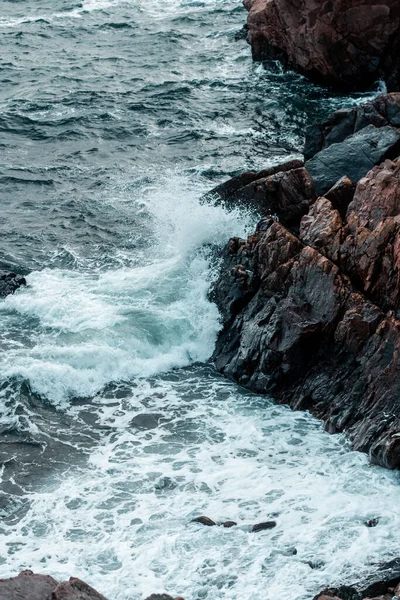 Вертикальний Знімок Бризок Пінистих Хвиль Скелі — стокове фото