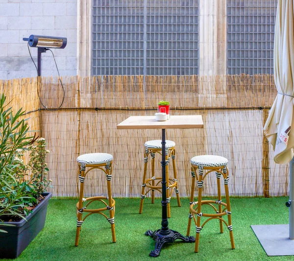 Terrace High Tables Artificial Grass Wood Mesh — Stock Photo, Image