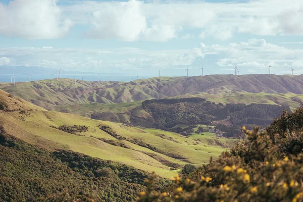 ニュージーランドに風車がある美しい山岳風景の魅惑的な景色 — ストック写真