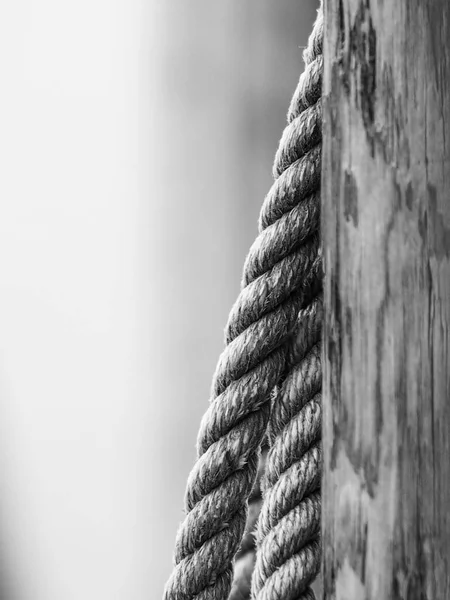 背景がぼやけている柱に結び付けられたロープの閉まり — ストック写真