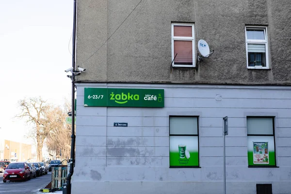 Duvarda Bir Tabela Oswiecim Deki Yeşil Zabka Kafe — Stok fotoğraf