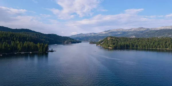 Die Schöne Landschaft Mit Dem Blauen See Umgeben Von Grüner — Stockfoto