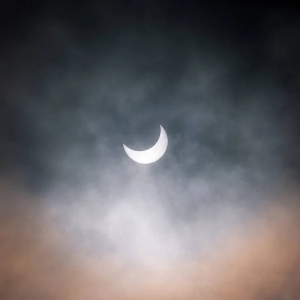 Beau Cliché Lune Dans Ciel Sombre Brumeux Nuit — Photo