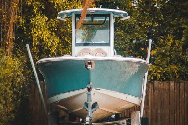 Pequeno Barco Estacionado Terra Num Dia Ensolarado — Fotografia de Stock