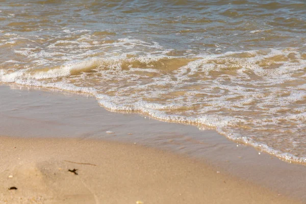Closeup Shot Waves Hitting Sandy Beach — Stock Photo, Image
