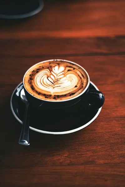 Eine Vertikale Nahaufnahme Einer Tasse Kaffee Auf Dem Holztisch Kaffeeschaumkunst — Stockfoto