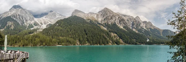 Вид Панораму Красивих Гір Біля Води — стокове фото