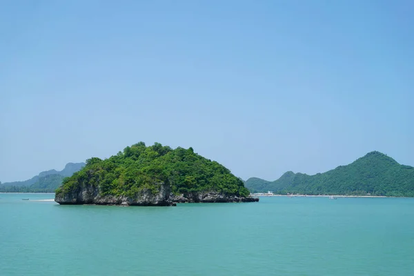 Вид Море Группами Островов Таиланде Фоне Голубого Неба — стоковое фото