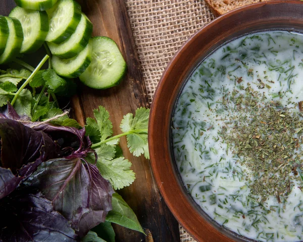 Överblick Över Skål Med Vit Soppa Och Grönsaker Ett Bord — Stockfoto