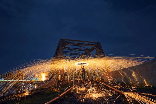 Homme Hispanique Debout Milieu Feux Artifice Laine Acier Nuit — Photo