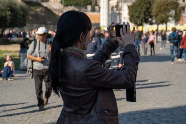 Турист Фотографирует Окрестности Колизея Риме Италия — стоковое фото