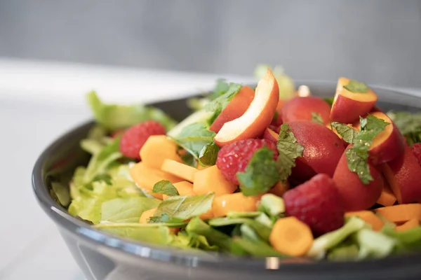 Gros Plan Salade Fraîche Saine Aux Fruits — Photo