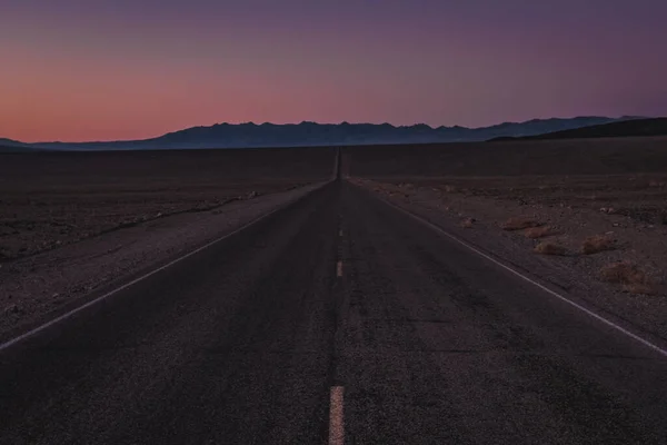 日没後のアスファルト道路の景色 — ストック写真