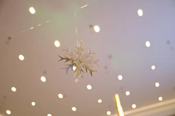 Eine Schöne Schneeflockendekoration Für Weihnachten Hängt Auf Einem Verschwommenen Hintergrund — Stockfoto