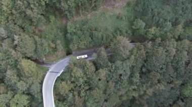 İsviçre, Ticino 'da bulunan Valle di Muggio' dan geçen bir araba.