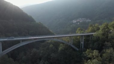 Ticino, İsviçre 'de bulunan Valle di Muggio' daki güzel bir köprü manzarası.