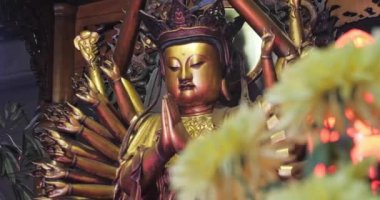 Ho Chi Minh şehrindeki geleneksel Vietnam Budist Kolomb 'unda güzel bir Durga heykeli.
