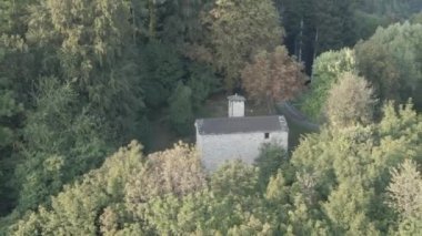 Ticino, İsviçre 'de bulunan Valle di Muggio' da ağaçlarla çevrili terk edilmiş eski bir kilise.