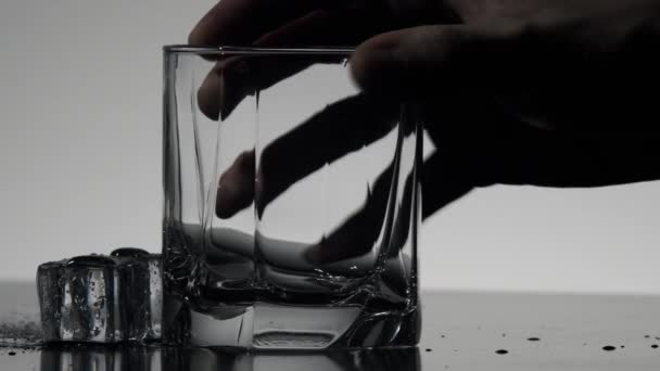 Сірий Знімок Склянки Горілки Льодом — стокове відео